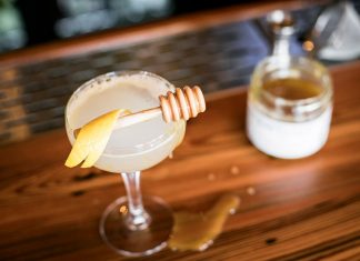 the bee's knees gin cocktail